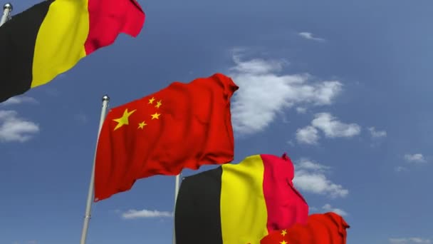 Banderas de Bélgica y China contra el cielo azul, animación 3D loopable — Vídeo de stock