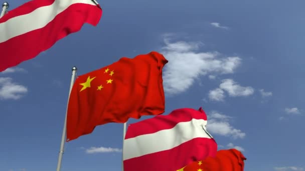 空の背景にオーストリアと中国の旗を振る、ループ可能な3Dアニメーション — ストック動画