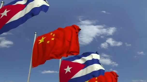 Vlajka Kuby a Číny proti modrému nebi, smyklihodné 3D animaci — Stock video