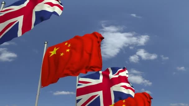 Zwaaiende vlaggen van Groot-Brittannië en China op Sky achtergrond, loop bare 3D-animatie — Stockvideo