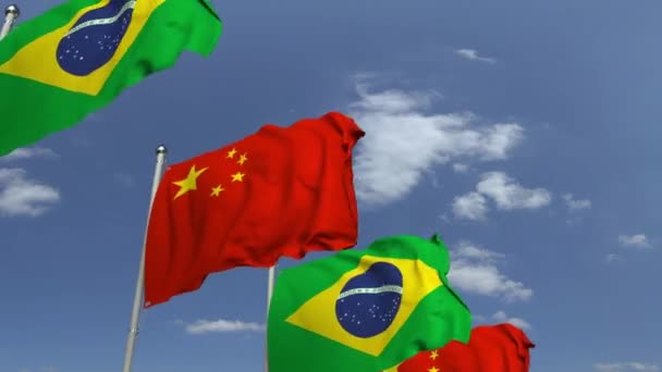 Zwaaiende vlaggen van Brazilië en China op Sky achtergrond, loop bare 3D-animatie — Stockvideo