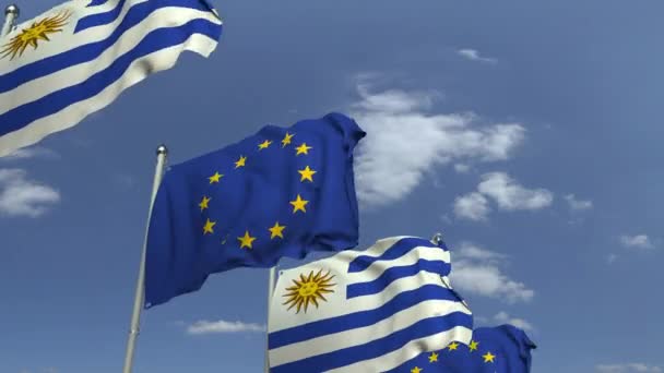 Flaggen von Uruguay und der Europäischen Union vor blauem Himmel, 3D-Animation — Stockvideo