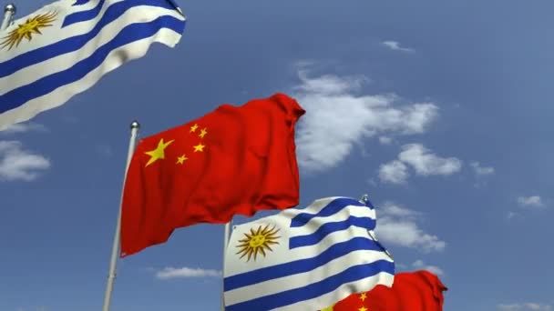 Σημαίες της Ουρουγουάης και της Κίνας κατά του γαλάζιου ουρανού, loopable 3D κινούμενα σχέδια — Αρχείο Βίντεο