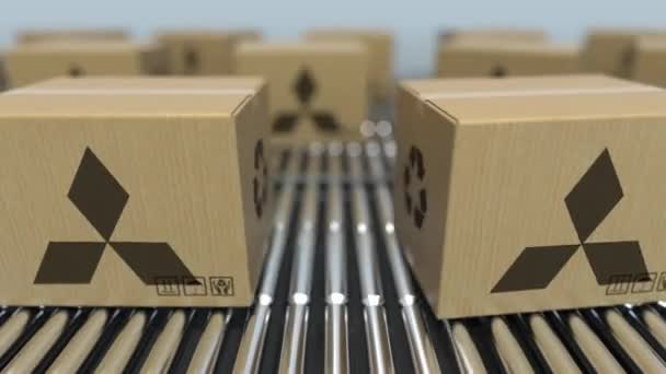 Las cajas de cartón con logotipo MITSUBISHI se mueven en el transportador de rodillos. Animación en 3D loopable editorial — Vídeos de Stock