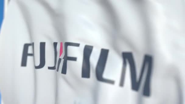 Mávající vlajka s logem Fujifilm Holdings Corporation, zblízka. Redakční smykliatelná 3D animace — Stock video