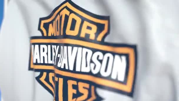 Bandera ondeando con el logotipo de Harley-Davidson, Inc. de cerca. Animación en 3D loopable editorial — Vídeo de stock