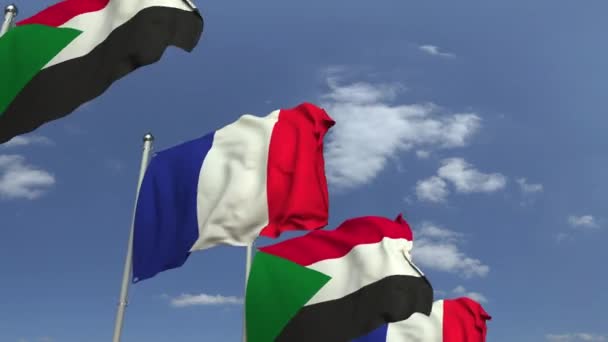 Zwaaiende vlaggen van Soedan en Frankrijk op hemel achtergrond, loop bare 3D-animatie — Stockvideo
