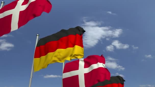 Розмахуючи прапорами Данії і Німеччини на тлі неба, лумяка 3D анімація — стокове відео