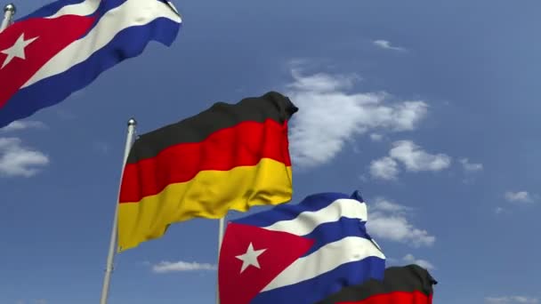 Прапори Куби та Німеччини проти синього неба, — стокове відео