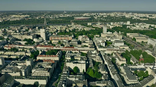 Varšava, Polsko-5. června 2019. Letecký pohled na panoráma poblíž řeky Visula a PGE Narodowy, národní fotbalový stadion — Stock fotografie