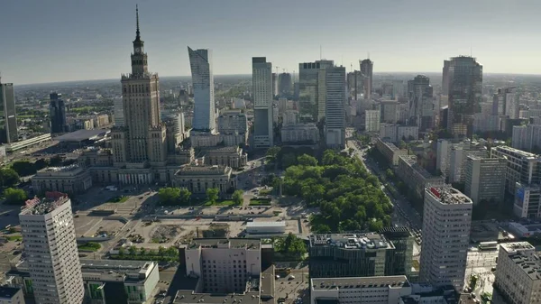 Warschau, Polen-5 juni 2019. Luchtfoto van het stadscentrum op een zonnige zomerdag — Stockfoto