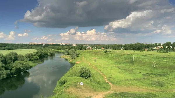 Vue aérienne de la rivière Moskva près de Zvenigorod et d'un village par une journée d'été partiellement nuageuse, Russie — Photo