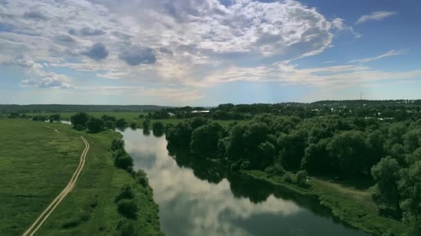 Εναέρια θέα του ποταμού Μόσβα στην περιοχή της Μόσχας την καλοκαιρινή ημέρα. Ρωσία — Αρχείο Βίντεο