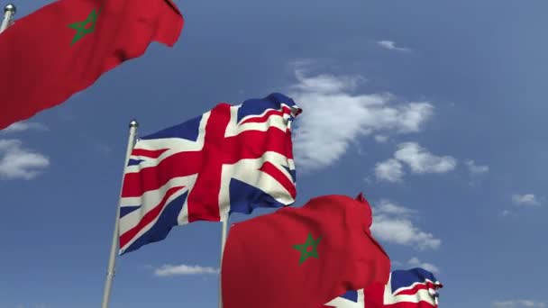 Gelombang bendera Maroko dan Inggris di latar belakang langit, animasi 3D dapat diulang — Stok Video