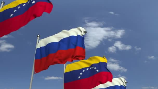 Размахивание флагами Венесуэлы и России на фоне неба, зацикленная 3D анимация — стоковое видео