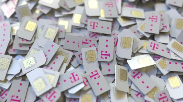 Hromada SIM karet s logem Deutsche Telekom AG, zblízka. 3D animace související s vydavatelskou telekomunikací — Stock video