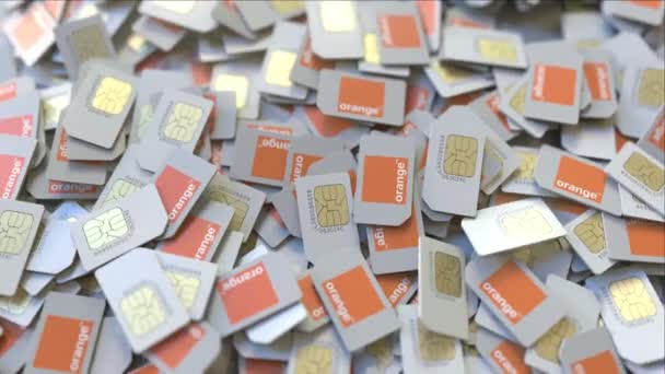 Nombreuses cartes SIM avec logo Orange S.A., gros plan. Animation 3D liée aux télécommunications éditoriales — Video