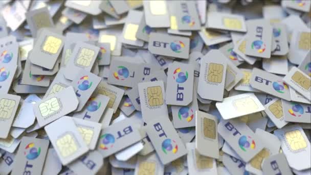 Mucchio di schede SIM con logo BT Group plc, primo piano. Animazione 3D relativa alle telecomunicazioni editoriali — Video Stock