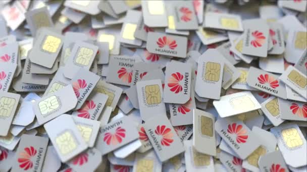 Куча сим-карт с логотипом Huawei, крупным планом. Редакционная телекоммуникационная 3D анимация — стоковое видео