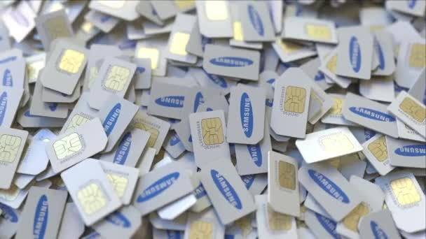 SIM karty s logem Samsung, zblízka. 3D animace související s vydavatelskou telekomunikací — Stock video