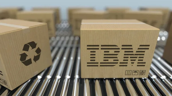 Las cajas de cartón con el logotipo de IBM se mueven en el transportador de rodillos. Representación 3D realista — Foto de Stock