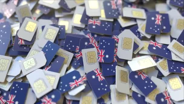 Куча сим-карт с флагом Австралии. Концептуальная 3D анимация мобильных телекоммуникаций Австралии — стоковое видео