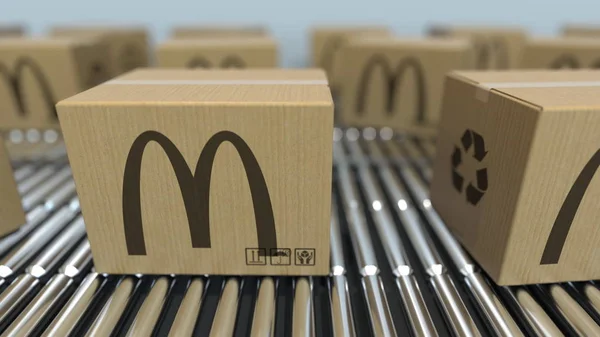 Kartong lådor med McDonalds logotyp flytta på rullbana. Realistisk 3D-rendering — Stockfoto