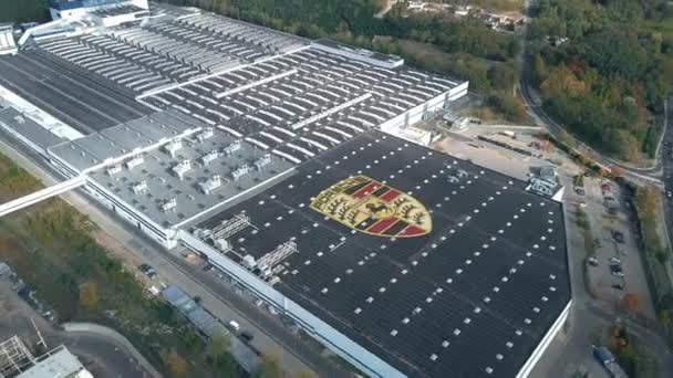 Logo van Porsche op het dak van een industriële faciliteit, conceptuele redactionele clip — Stockvideo