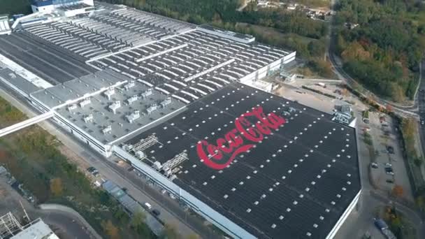 Bir endüstriyel tesis, kavramsal editoryal klip çatısında Coca-Cola logosu — Stok video