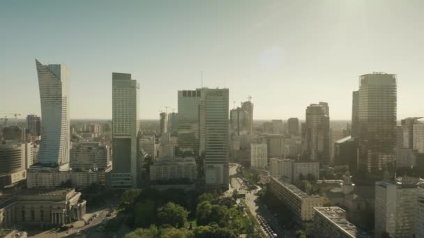 ワルシャワ、ポーランド - 2019年6月5日。晴れた日の市内中心部の高層ビルの航空写真 — ストック動画