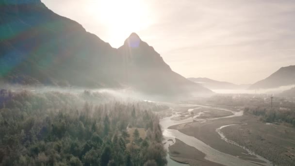 Foto aerea della bellissima valle del fiume nebbioso nelle Alpi del nord-est Italia — Video Stock