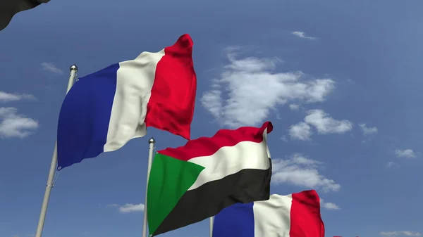 Mávající vlajky Súdánu a Francie na nebeském pozadí, prostorové vykreslování — Stock fotografie