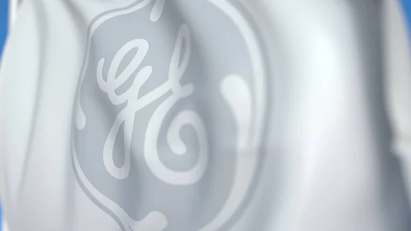 Viftande flagga med General Electric företagets logotyp, närbild. Redaktionell 3D-rendering — Stockfoto