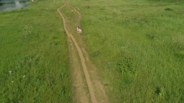 Vista aérea de mamá y su pequeño niño abrazándose en el camino rural — Vídeo de stock