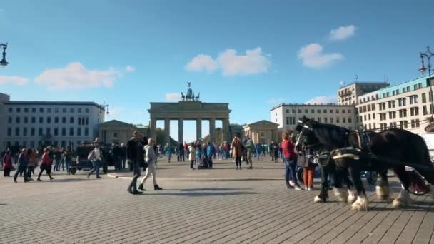 Berlin, Almanya - 21 Ekim 2018. Şehrin en çok ziyaret edilen simgelerinden biri olan Brandenburg Kapısı yakınlarında at arabası — Stok video