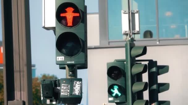 Berlin, Niemcy-21 października 2018. Słynny Ampelmann lub ruchu światła człowiek pieszych świateł drogowych — Wideo stockowe