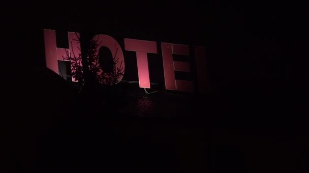 Flickering espeluznante letrero rojo del hotel por la noche — Vídeos de Stock
