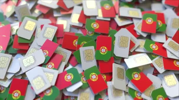 Σωρός από κάρτες SIM με σημαία της Πορτογαλίας. Πορτογαλικές κινητές τηλεπικοινωνίες σχετικά με εννοιολογική κίνηση 3D — Αρχείο Βίντεο