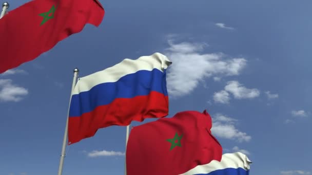 Κουνώντας σημαίες του Μαρόκου και της Ρωσίας στο φόντο του ουρανού, loopable 3D κινούμενα σχέδια — Αρχείο Βίντεο