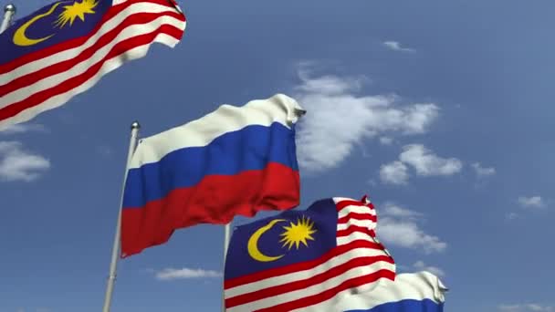 Flaggen von Malaysia und Russland vor blauem Himmel, 3D-Animation — Stockvideo