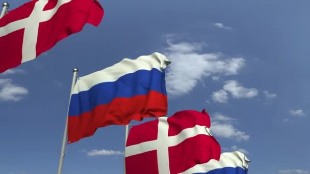 Zwaaiende vlaggen van Denemarken en Rusland op Sky achtergrond, loop bare 3D-animatie — Stockvideo