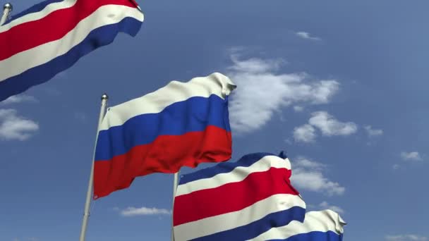 Zwaaiende vlaggen van Costa Rica en Rusland op Sky achtergrond, loop bare 3D-animatie — Stockvideo