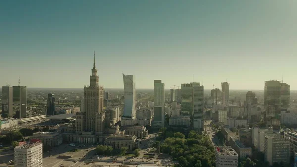 Warszawa, Polska-5 czerwca 2019. Lotnicze strzał centrum miasta — Zdjęcie stockowe