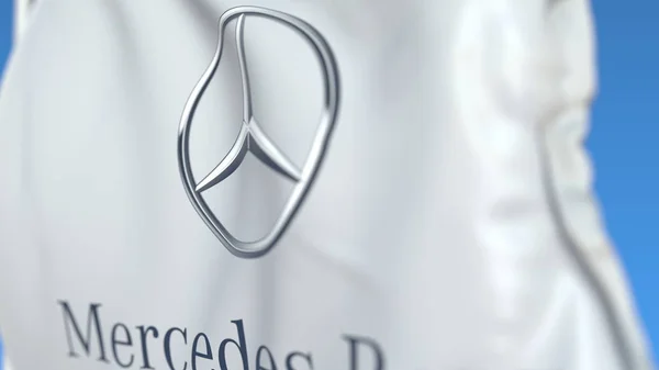 Bandiera sventolante con logo Mercedes-Benz, primo piano. Rendering editoriale 3D — Foto Stock