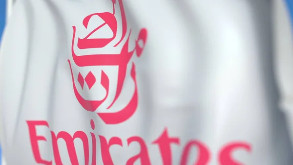 Zwaaiende vlag met Emirates Airline-logo, close-up. Redactionele 3D-rendering — Stockfoto