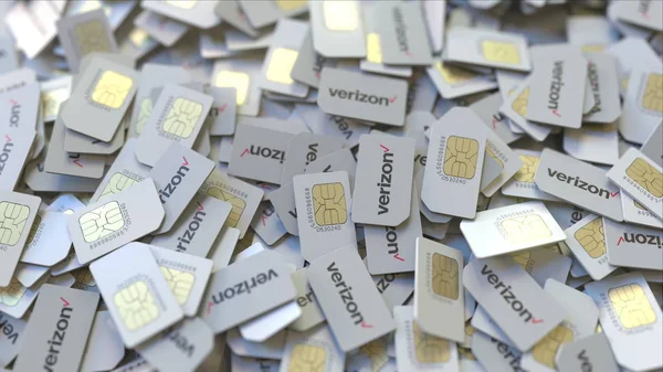 Montón de tarjetas SIM con logotipo de Verizon Communications Inc. plc, primer plano. Renderizado en 3D relacionado con las telecomunicaciones editoriales — Foto de Stock
