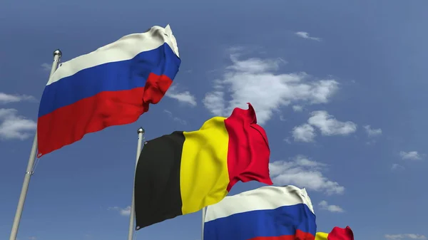 Bandeiras da Bélgica e da Rússia contra o céu azul, renderização 3D — Fotografia de Stock