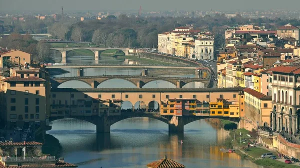 Знаменитый понте Веккьо и другие мосты Флоренции, Италия — стоковое фото