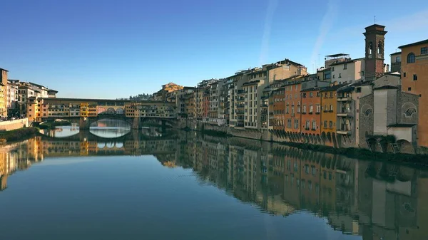 Most Ponte Vecchio i budynki nad brzegiem rzeki we Florencji, Włochy — Zdjęcie stockowe