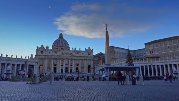 Place Saint-Pierre dans la Cité du Vatican décoré pour Noël et le Nouvel An dans la soirée — Video